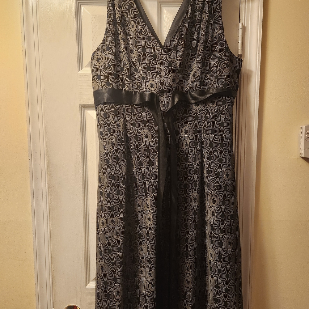London Times Black and Gray Circular Pattern Midi Dress